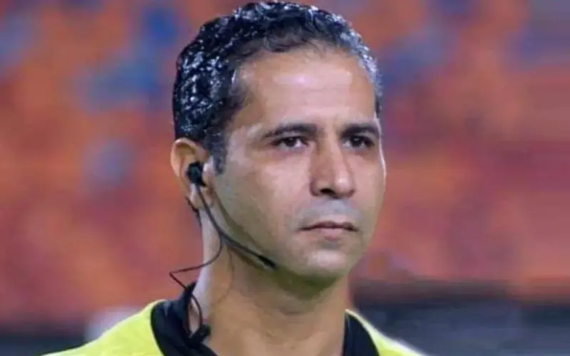 رغم توسلات المراقب.. عاشور يرفض مصافحة وفا بعد انتهاء مباراة الأهلي وسيراميكا كليوباترا